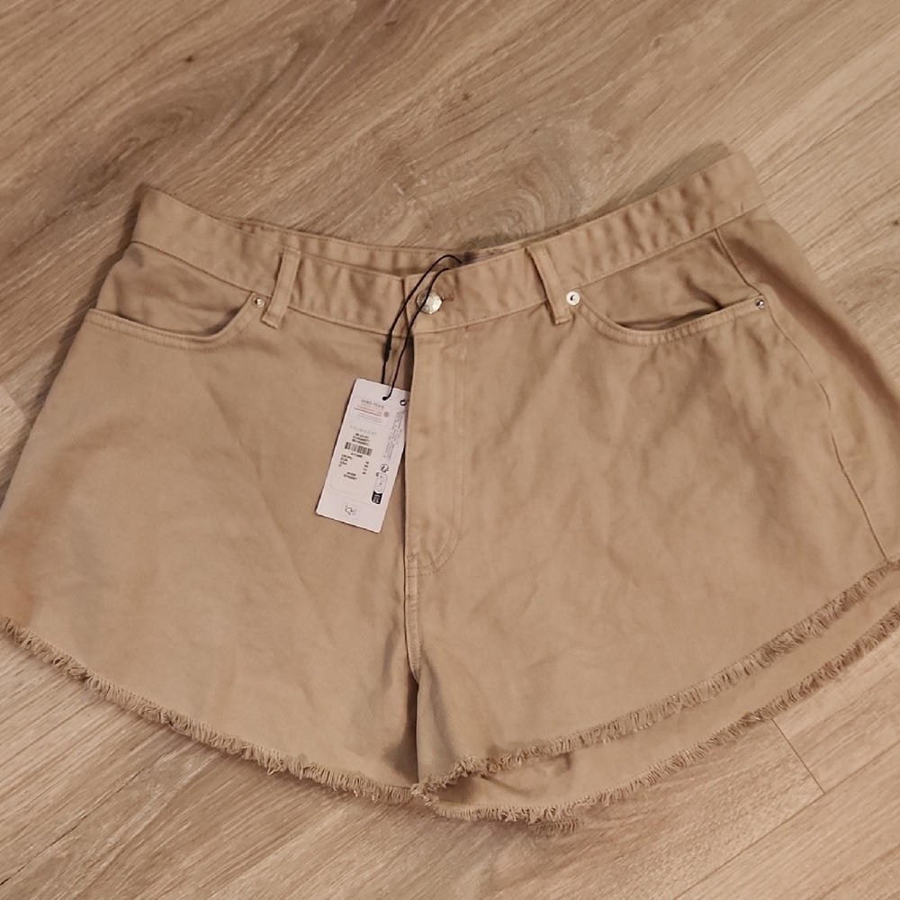 NWOTS Denim Co. Women's Frayed Hem Shorts in Khaki. Fit Is More Like A 16-18